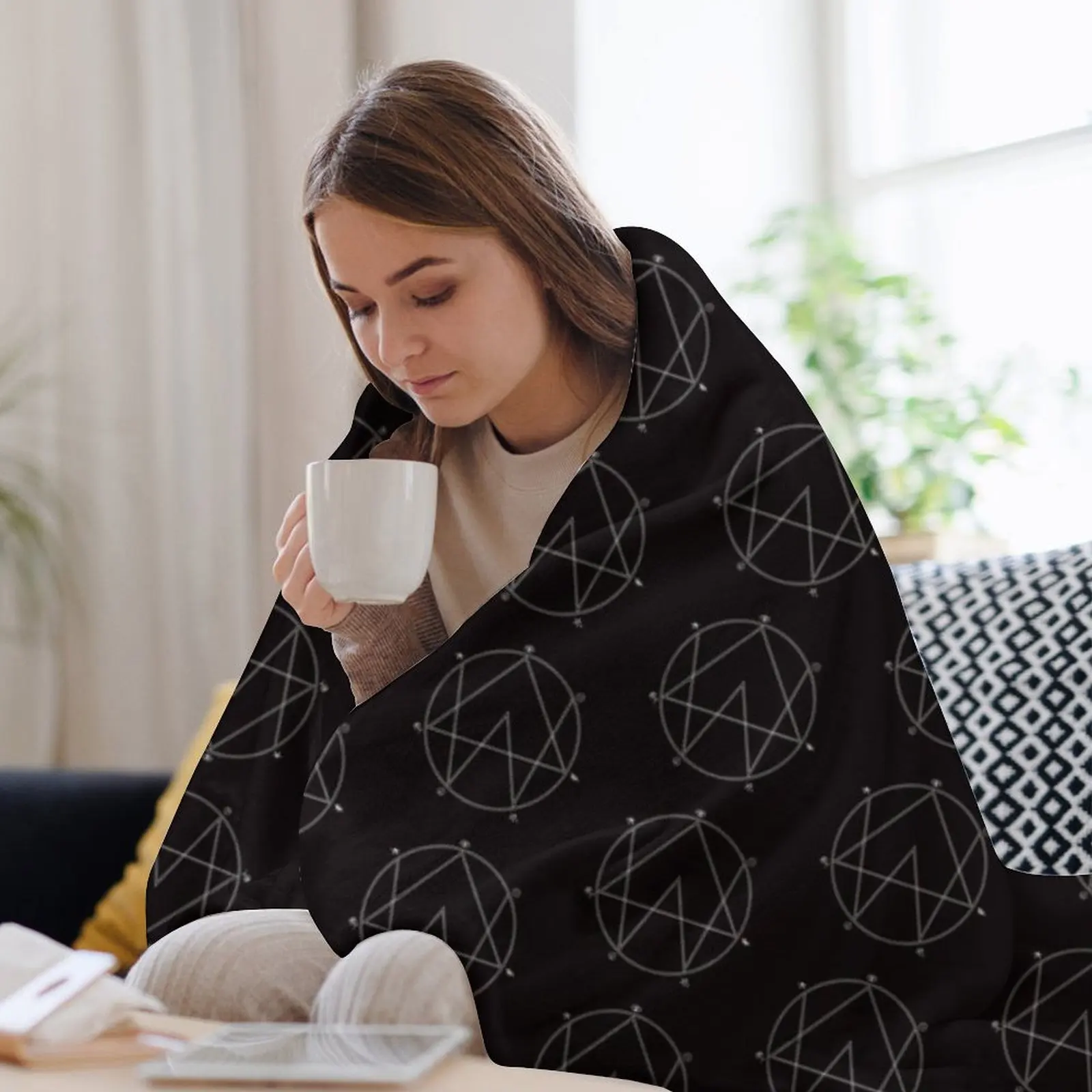 Alison Wonderland Logo Throw B - Home Office Logo recension och pris