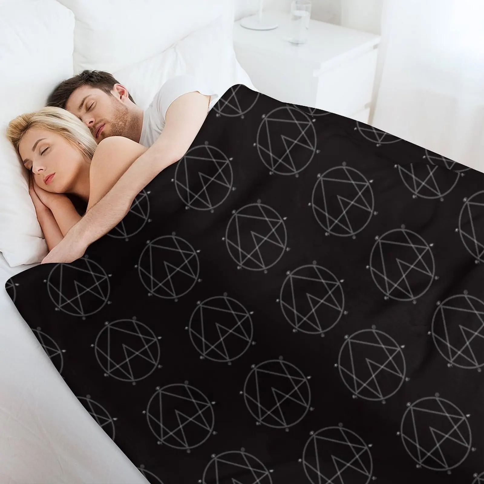 Alison Wonderland Logo Throw B - Home Office Logo recension och pris